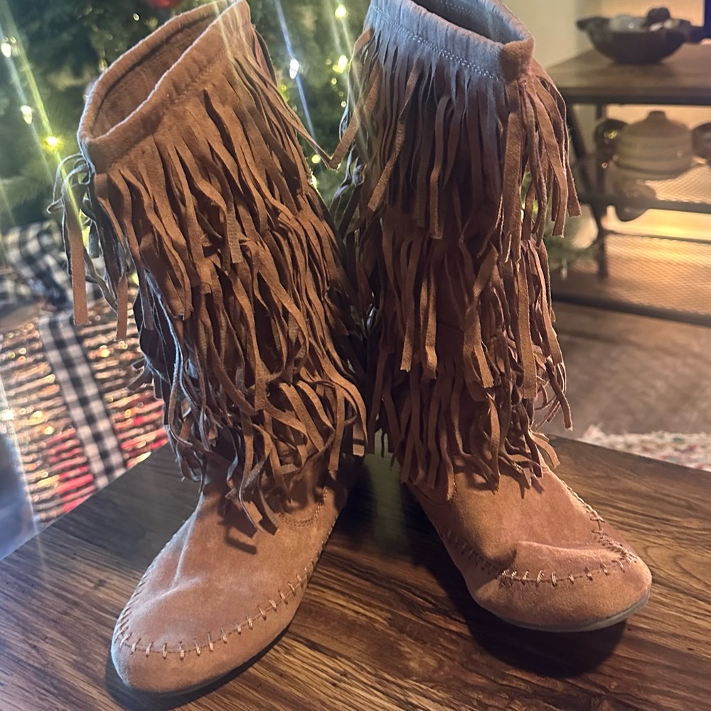 Women's fringe boots